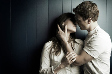 彼にキスしよう…彼女から彼氏にかわいくキスする方法13選