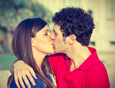 彼にキスしよう…彼女から彼氏にかわいくキスする方法13選