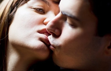 初対面でキス？！初対面からキスしてくる男性心理とは？