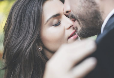 既婚者男性からのキスしてくる心理とは？遊び人かどうか見極める方法